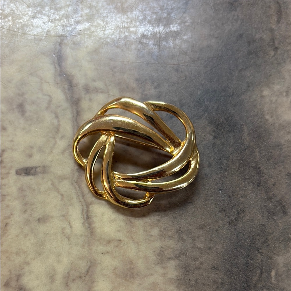 Elegant Gold-Tone Knot brooch preloved